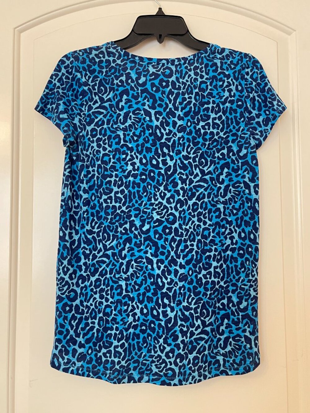 Lilly Pulitzer Etta V Neck Shirt Top Blue Navy My Favorite Spot Leopard Print XS - Picture 2 of 5